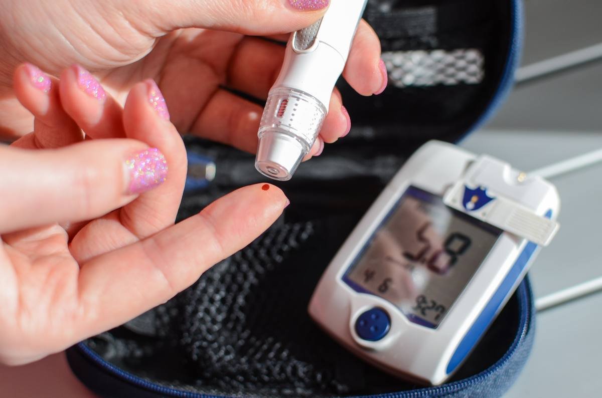 Blood sugar glucose monitoring device natural health management