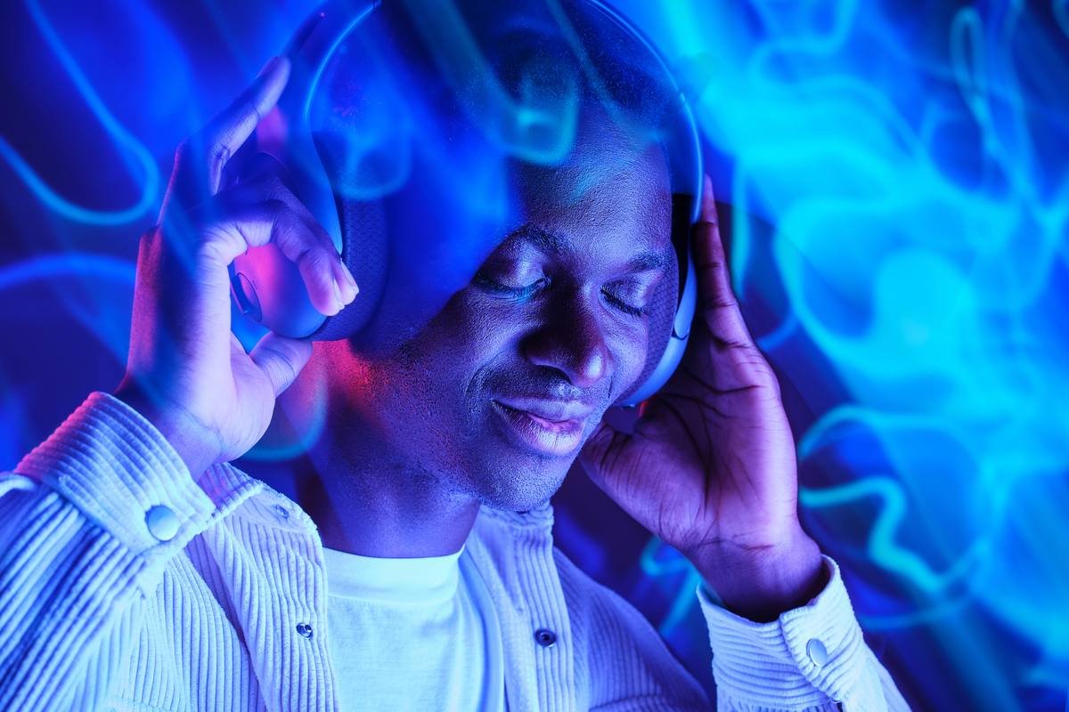 Man with headphones experiencing sound therapy for tinnitus