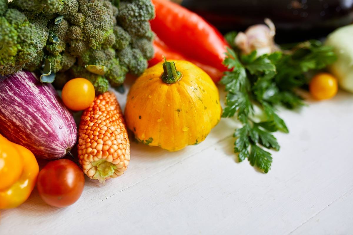 Colorful vegetables and anti-inflammatory foods for ear health