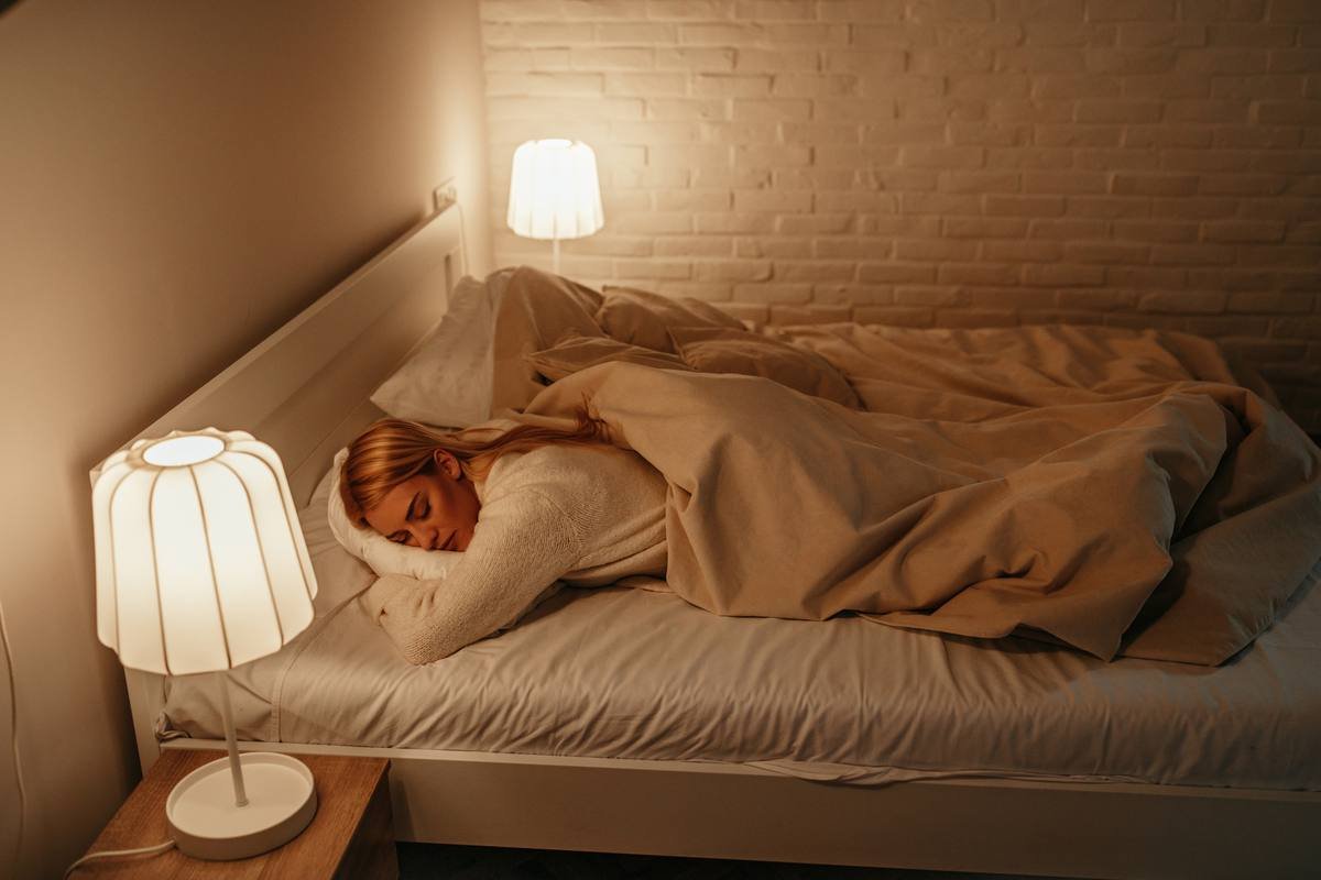 Woman sleeping well for weight loss and hormonal balance
